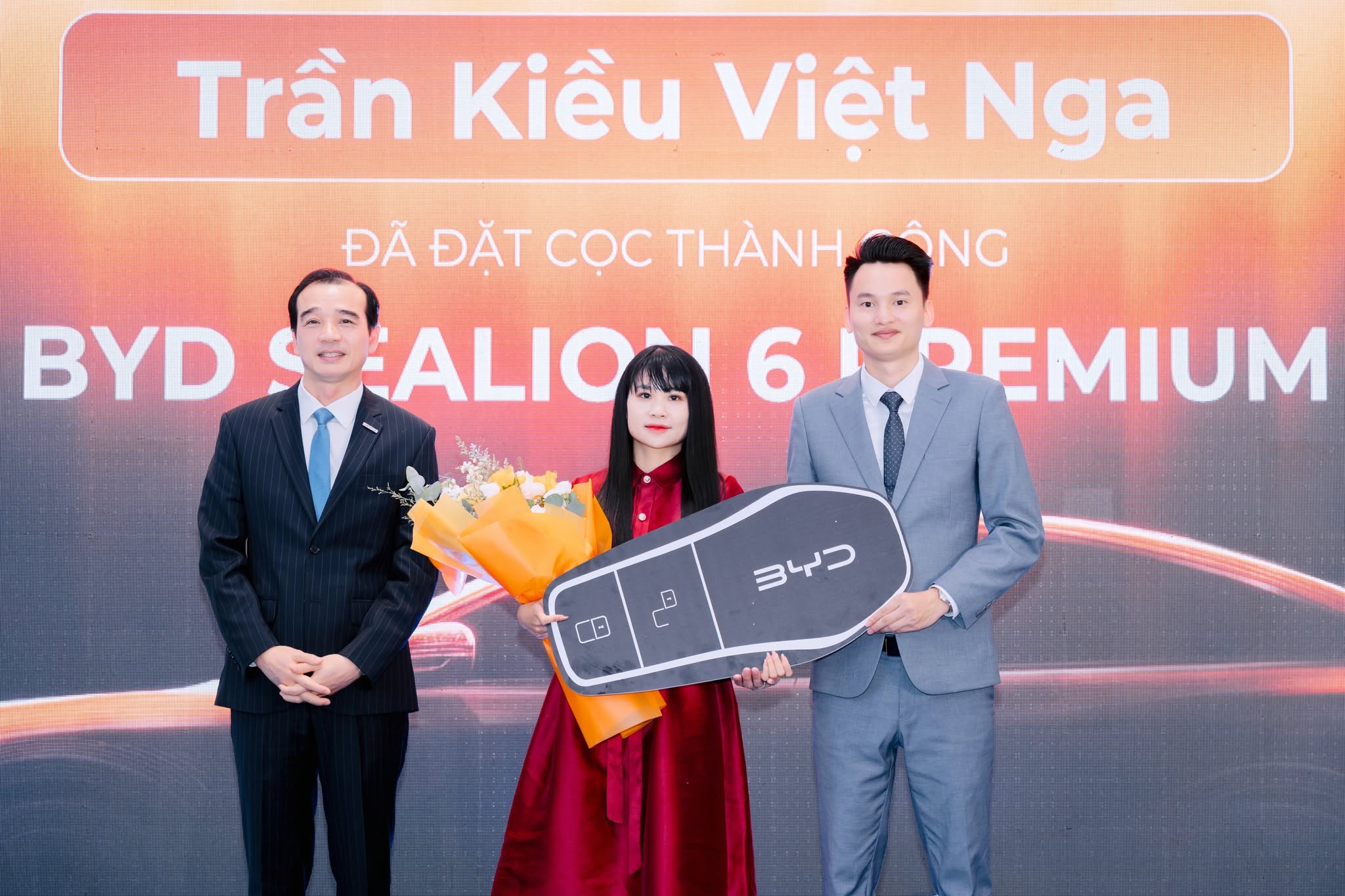 Đại diện BYD VG Giải Phóng trao hoa và chìa khóa cho những vị khách đầu tiên Khách hàng đặt cọc thành công tại BYD VG Giải Phóng