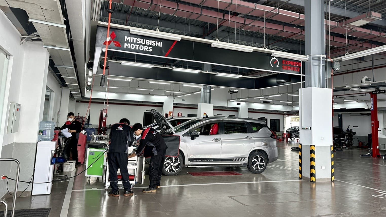 xuong-dich-vu-mitsubishi-hong-bang